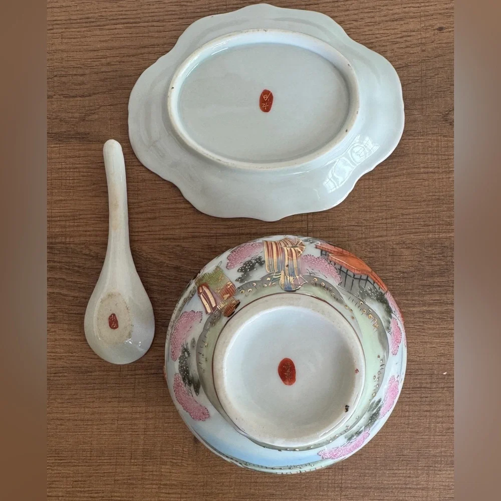 Elegant Japanese Porcelain Gravy Boat with Spoon - Picture 5 of 7